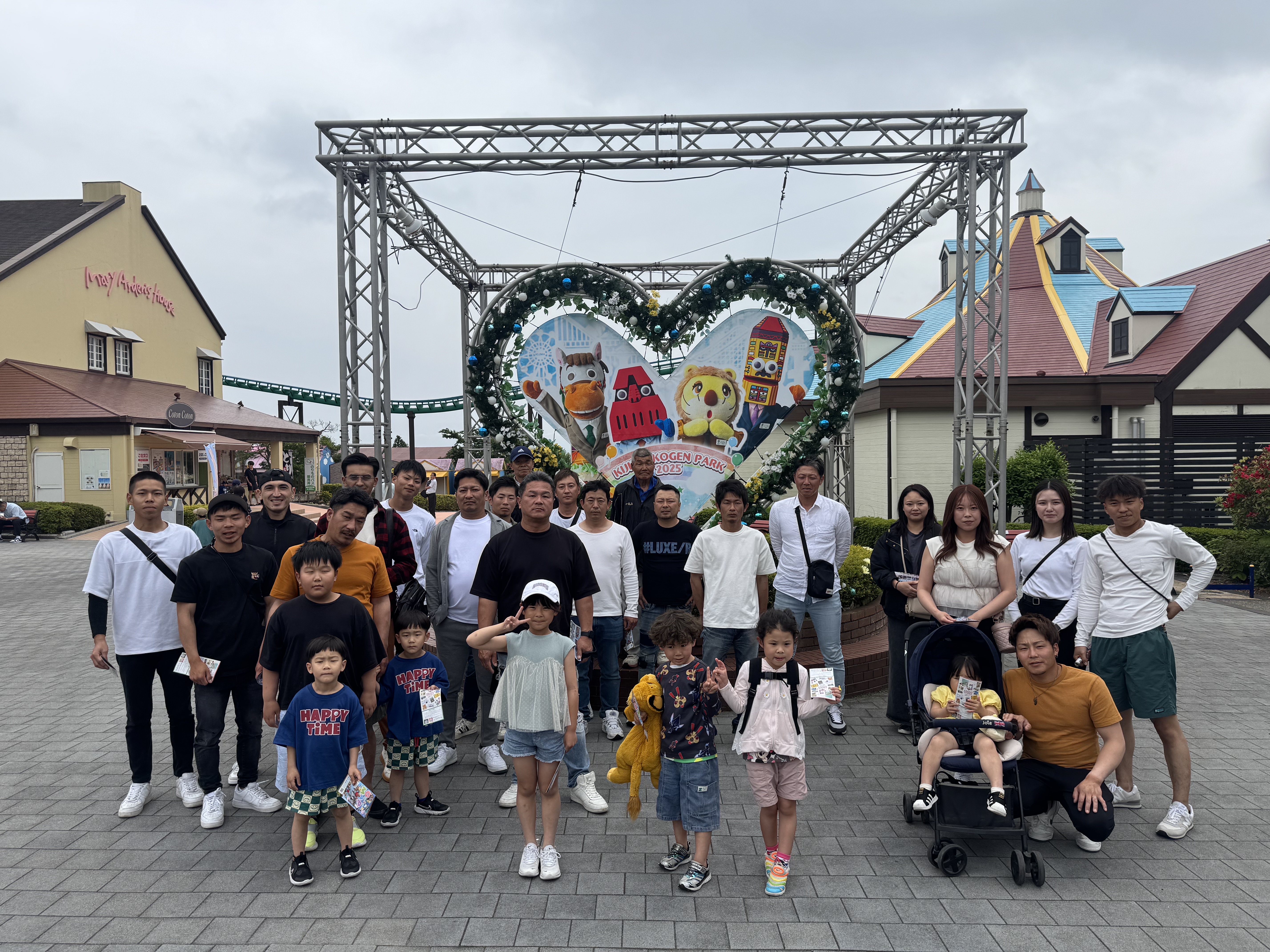 チームで協力して作業にあたる麓工業の従業員たち