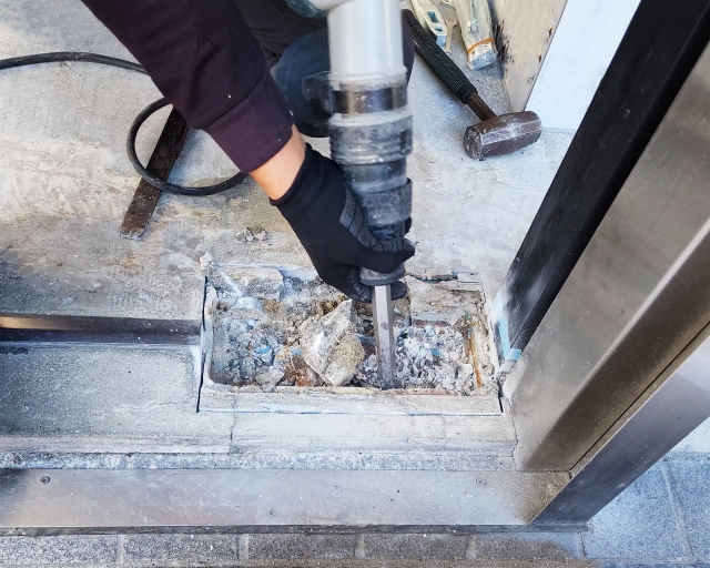 コンクリート壁の斫り工事