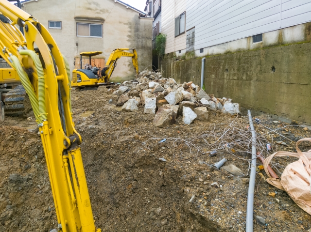 重機によるビル解体工事