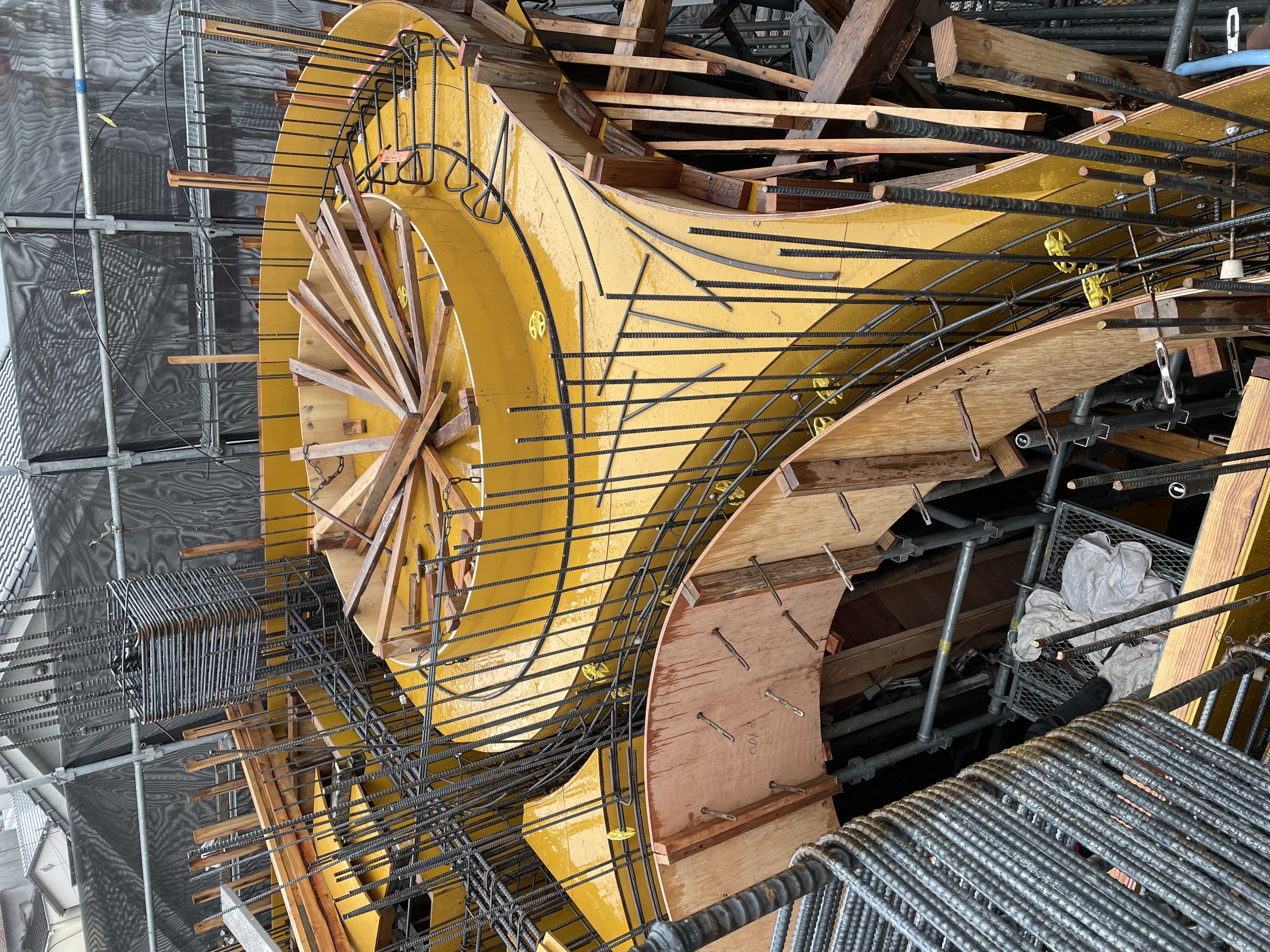 ビル建設現場での型枠施工の様子